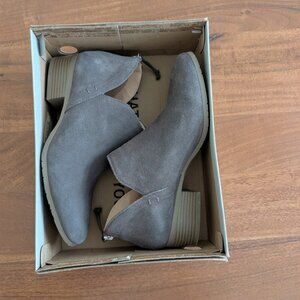 Kenneth Cole Reaction Women's Side Skip Suede - Size 10